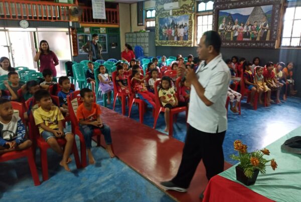 Anak Usia 6 - 8 Tahun Menerima Sosialisasi Obat Terlarang dan Bahaya Penggunaannya Gereja Sijangkung Anak Usia 6 - 8 Tahun Menerima Sosialisasi Obat Terlarang dan Bahaya Penggunaannya Gereja Sijangkung
