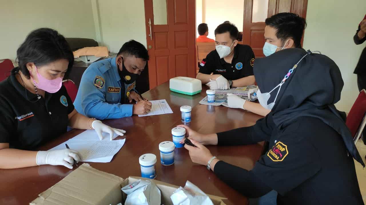 BNN Kota Singkawang Tes urine Personil BASARNAS Sintete BNN Kota Singkawang Tes urine Personil BASARNAS Sintete